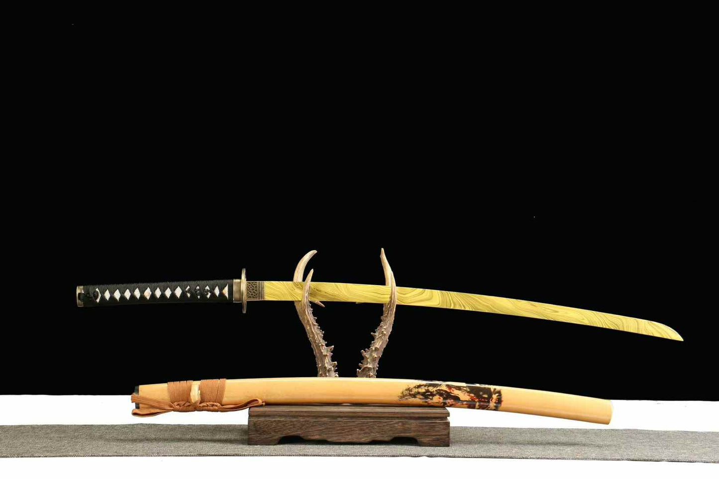 Katana - Loup Noir Aux pas d'Or